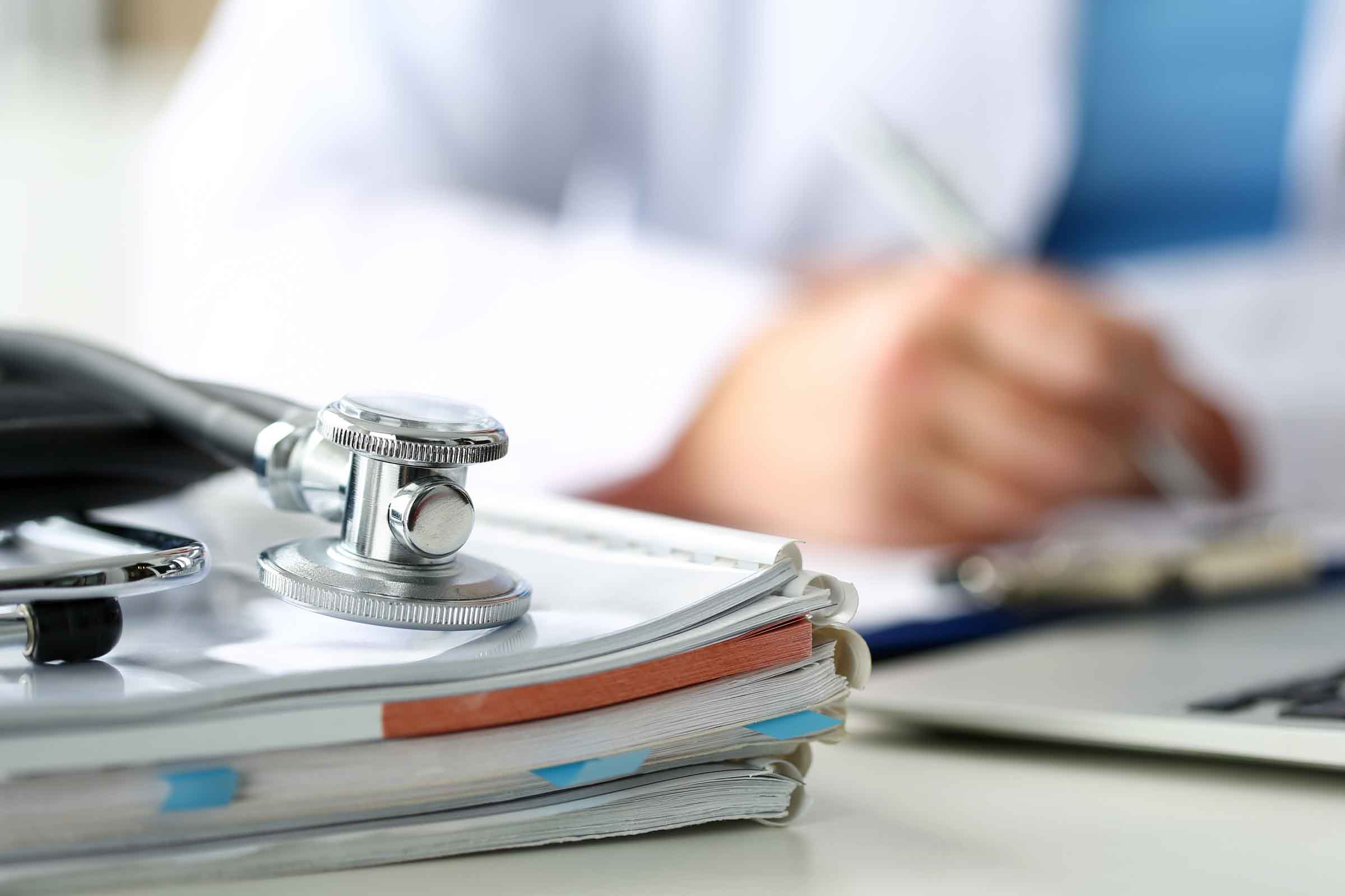 Stetoscopio e medico che scrive Stetoscopio_medico_giovane_scrive